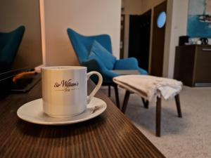 查普伊Hotel 77 Restauracja Spa的坐在房间里桌子上的咖啡杯