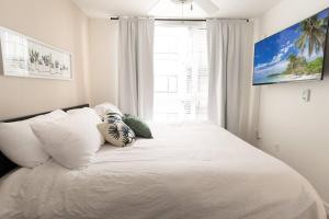 塔科马Palm Theme King Bed Paid Garage 55" 4k Smart T的卧室配有一张大白色床和窗户
