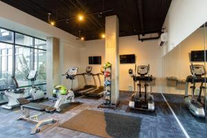 塔科马Palm Theme King Bed Paid Garage 55" 4k Smart T的一间健身房,里面配有数台跑步机和机器