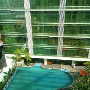 科贾扬Vins Room at Mataram City Tower Sadewa的高层建筑前游泳池的顶部景色