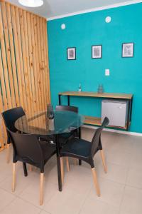 帕索德洛斯利布雷斯Alta Pinta的一间设有玻璃桌和两把椅子的用餐室