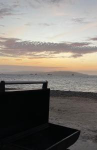 帕拉卡斯Chalets Paracas的坐在海边的长椅