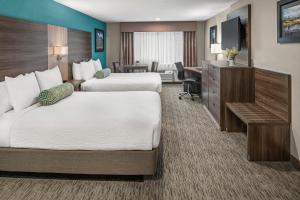 奥克赫斯特优胜美地南门套房酒店的酒店客房配有两张床和一张书桌