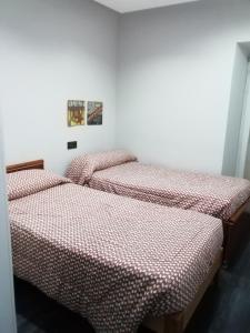 卡塞雷斯Centro Castillo 9的卧室内两张并排的床
