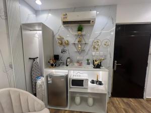 利雅德Riyadh season studio的小厨房配有冰箱和微波炉。