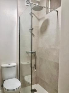 托里什韦德拉什Apartamento Torres Vedras Centro的一间带卫生间和玻璃淋浴间的浴室