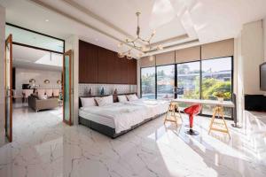 曼谷曼谷市区700平五房独栋泳池别墅的一间卧室配有一张大床和一个吊灯。