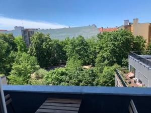 柏林Rising Berlin的从树木繁茂的建筑的阳台上可欣赏到风景