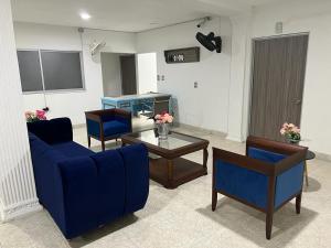 阿劳卡COOL HOUSE 24Horas的客厅配有蓝色的沙发和桌子