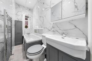 WhetstoneSERCASA - Woodside Park - North Finchley的白色的浴室设有卫生间和水槽。