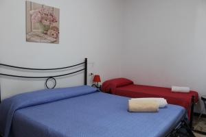 阿尔盖罗Alghero Budget Automated check in的一间卧室配有蓝色的床和红色椅子