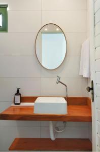雅帕拉廷加Pousada Fenícia的浴室设有白色水槽和镜子