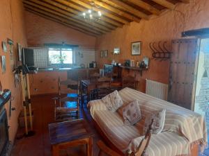 加拉罗萨Casas el Alamillo- el Castañero的客厅配有沙发和桌子