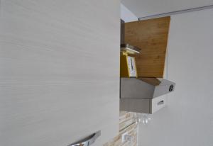 布勒伊-切尔维尼亚Mountain Studio 109A的厨房设有白色的墙壁和带抽屉的柜台。