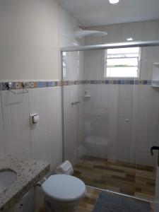 圣托梅-达斯莱特拉斯Pousada Recanto do Sossego的带淋浴、卫生间和盥洗盆的浴室