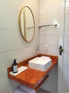 雅帕拉廷加Pousada Fenícia的浴室设有白色水槽和镜子