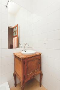 圣地亚哥Castelletto Bed & Breakfast的一间带水槽和镜子的浴室