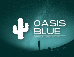 麦德林Hospedaje Oasis Blue Laureles Medellín的站在仙人掌下山的人