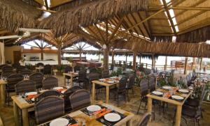 尼西亚弗洛雷斯塔Apartamento 320 Praia Bonita Resort的度假村内带桌椅的用餐室