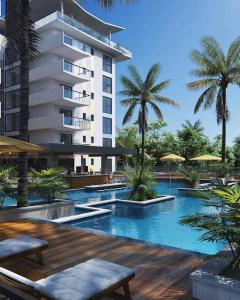 阿克拉1 BDR 74SQM Luxury APT with separate Bedroom Pool, Gym, Balcony, King Size Bed Cantonments的一座带游泳池和大楼的酒店