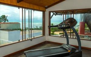 尼西亚弗洛雷斯塔Apartamento 320 Praia Bonita Resort的一间设有窗户和跑步机的健身房