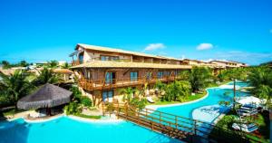 尼西亚弗洛雷斯塔Apartamento 320 Praia Bonita Resort的享有带游泳池的度假村的空中景致