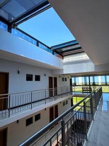 巴拉那州蓬塔尔Hotel Amaromar的空的建筑,天花板上有一个大窗户