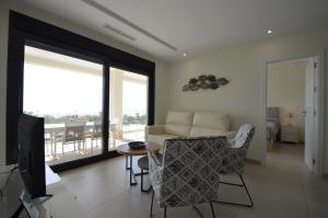 卡内拉岛Ocean Home EXCELLENT & SOLMARES的客厅配有沙发和桌子