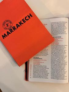 马拉喀什里亚德马拉喀什之夜酒店的一本橙色的书,坐在书上