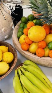 棕榈泉Yara Hotel - Adults Only的桌上放两碗水果,放香蕉和橙子