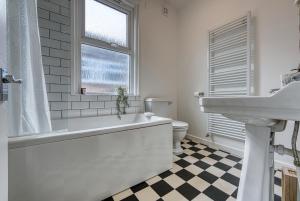 朴次茅斯4 Bed Manor Design House, Modern, Spacious- Pet Friendly! Sleeps 9, Portsmouth - By Blue Puffin Stays的带浴缸、盥洗盆和卫生间的浴室