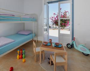 易莫洛林Athiri Santorini Hotel的一间卧室配有一张双层床和一张桌子及桌面