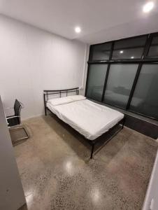 悉尼Sydney Airport Guest House的一间设有床铺的卧室,位于带窗户的房间内