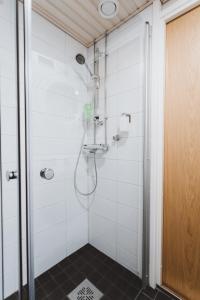 赫尔辛基Scandic Primo Apartments - Design District 69m2的浴室铺有白色瓷砖,设有淋浴。