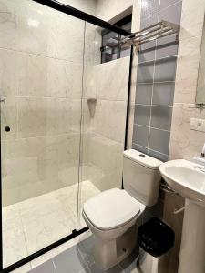 巴拉那州蓬塔尔Hotel Amaromar的一间带卫生间和玻璃淋浴间的浴室