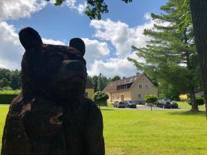 HoÅ¡Å¥kaJelen的院子里熊的雕像