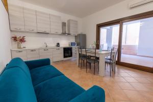 利斯西亚迪维卡Nuovi Appartamenti Tri e Bilocali in Residence con Piscina a Porto Cervo 800mt Mare的客厅配有蓝色的沙发和桌子
