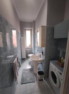 米兰La Casa di Leo - Milano Bovisa的一间带水槽和洗衣机的浴室