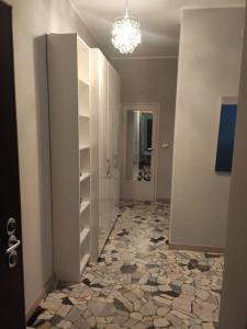 米兰La Casa di Leo - Milano Bovisa的带步入式淋浴间的浴室的走廊