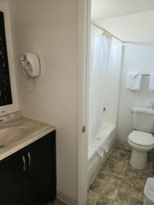 卡顿伍德The View Motel的浴室配有卫生间、盥洗盆和淋浴。