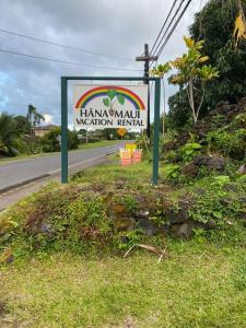 哈纳Hana Maui Vacation Rentals "HOME" Hana Hale的路旁的标志