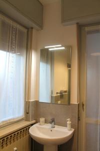 卡塞勒托瑞尼斯B&R Apartment的一间带水槽和镜子的浴室