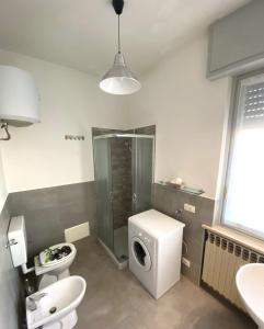 卡塞勒托瑞尼斯B&R Apartment的浴室配有卫生间、淋浴和盥洗盆。
