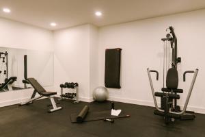 华盛顿Placemakr NoMa的一间健身房,里面设有数个健身器材