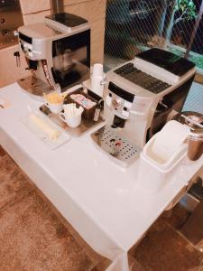 犬山市Inuyama City Hotel的一张带缝 ⁇ 机的白色桌子