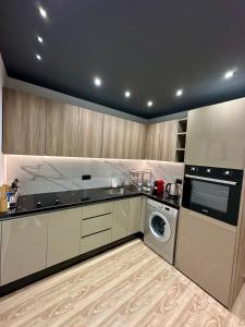 丹吉尔Centrico Tanger Idrissia 3的厨房配有洗衣机和洗衣机。