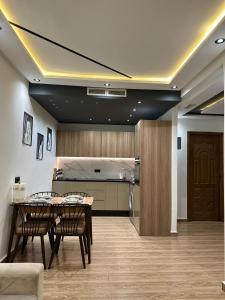 丹吉尔Centrico Tanger Idrissia 3的厨房以及带桌椅的用餐室。
