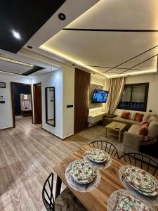 丹吉尔Centrico Tanger Idrissia 3的客厅配有两张桌子和一张沙发