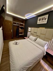 丹吉尔Centrico Tanger Idrissia 3的卧室配有一张白色大床和一个衣柜