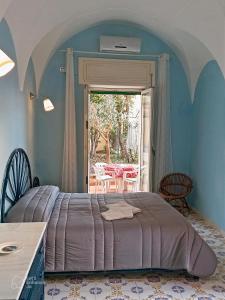 加埃塔Dimora di Enea - Gaeta Medievale的卧室配有一张床和一张桌子及椅子